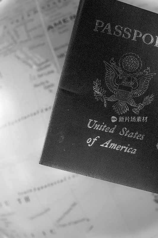 美国护照在一个模糊的地图拷贝空间，黑色/白色